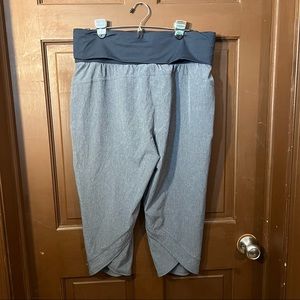 Calia by Carrie Underwood Capri Yoga Pants - Medium